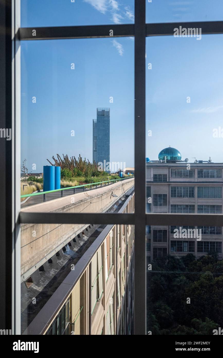 Lingotto, Torino, Italia, - 10 agosto 2023. Pista di prova per auto FIAT. All'aperto con cielo e nuvole. Grattacielo del Piemonte sullo sfondo. Foto Stock