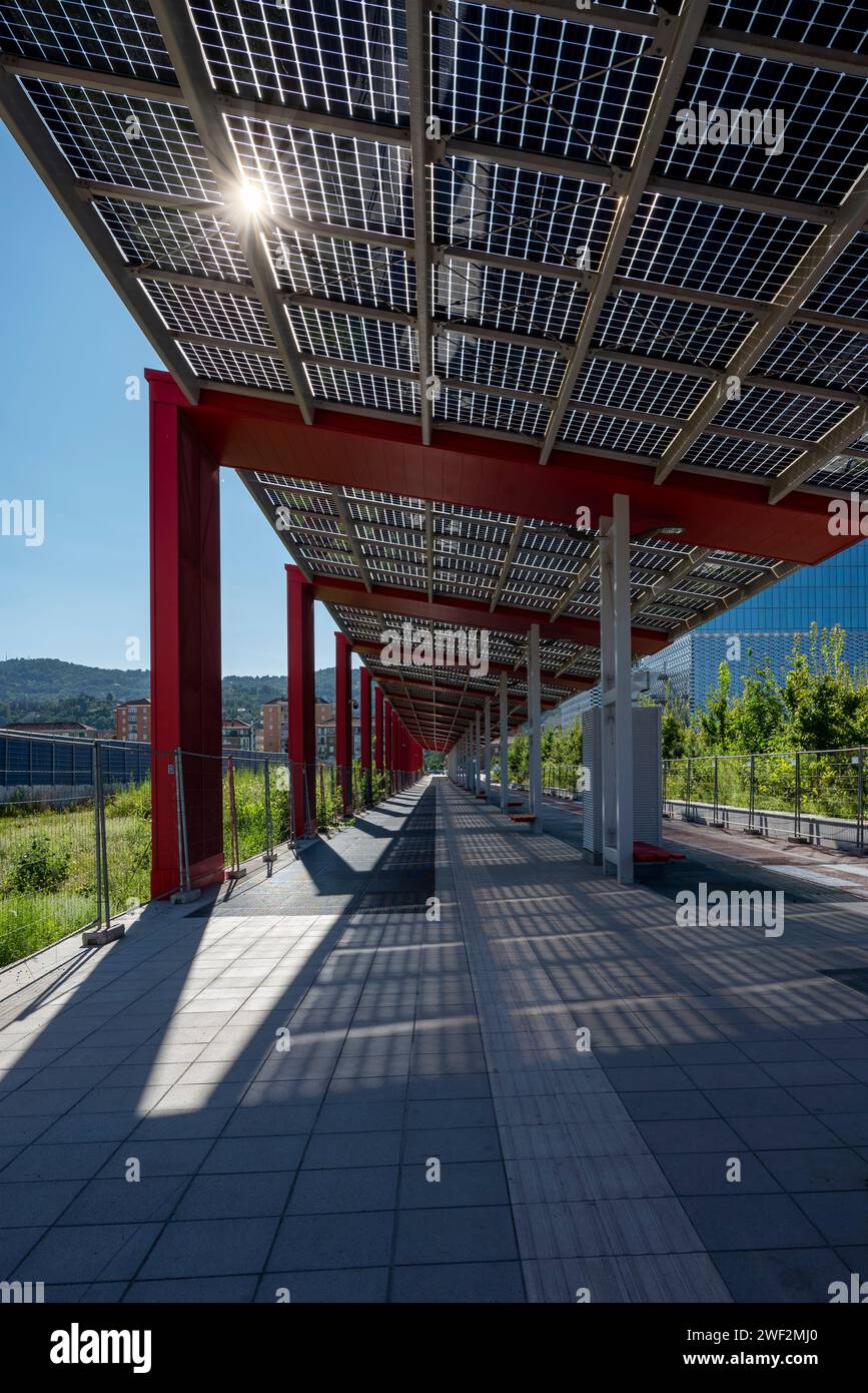Torino, Piemonte, Italia. Architetture pedonali con pista ciclabile alla periferia della città Foto Stock