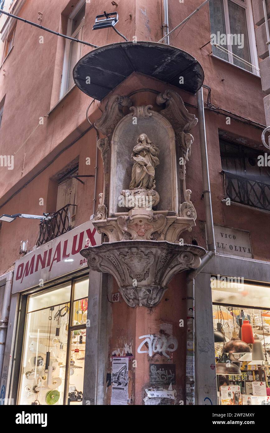Scultura della Vergine Maria con baldacchino su una casa d'angolo nel centro storico di Genova, Italia Foto Stock