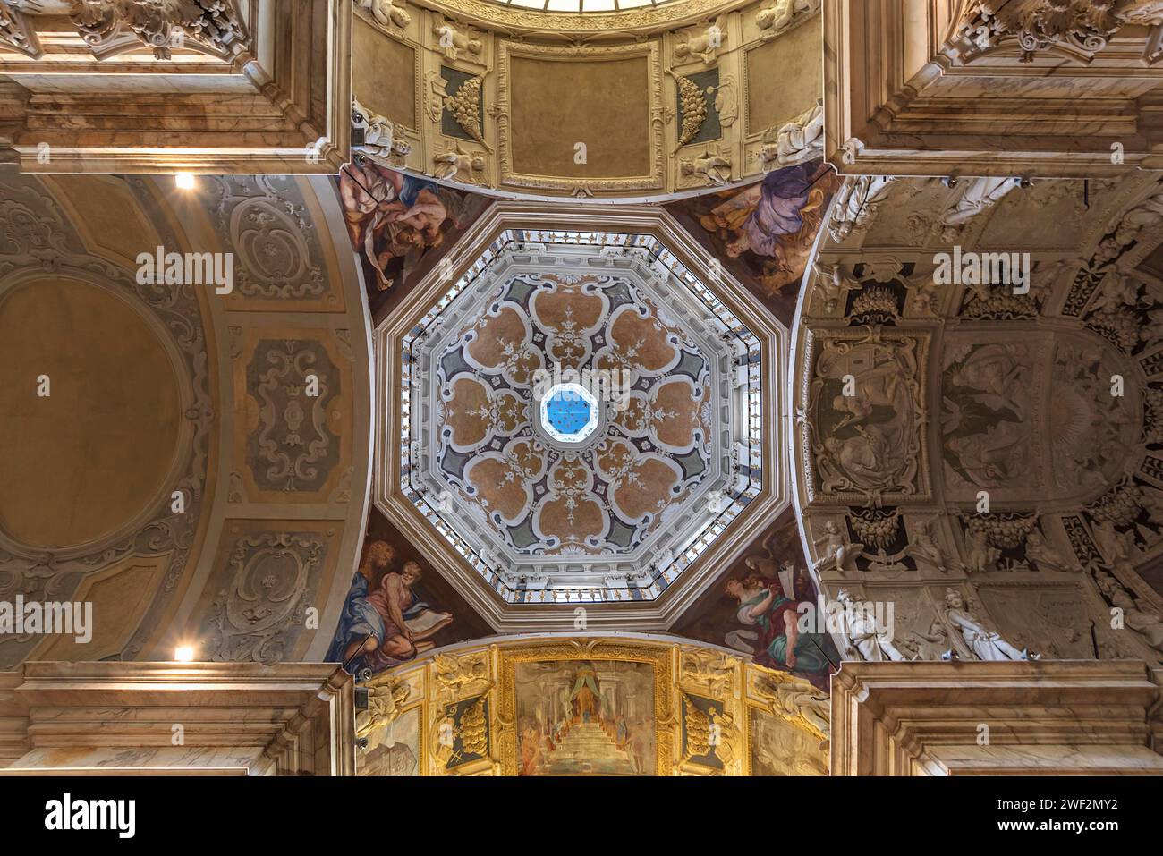 Cupola della chiesa di San Pietro ion banchi, consacrata nel 1585, Piazza banchi Genova, Italia Foto Stock