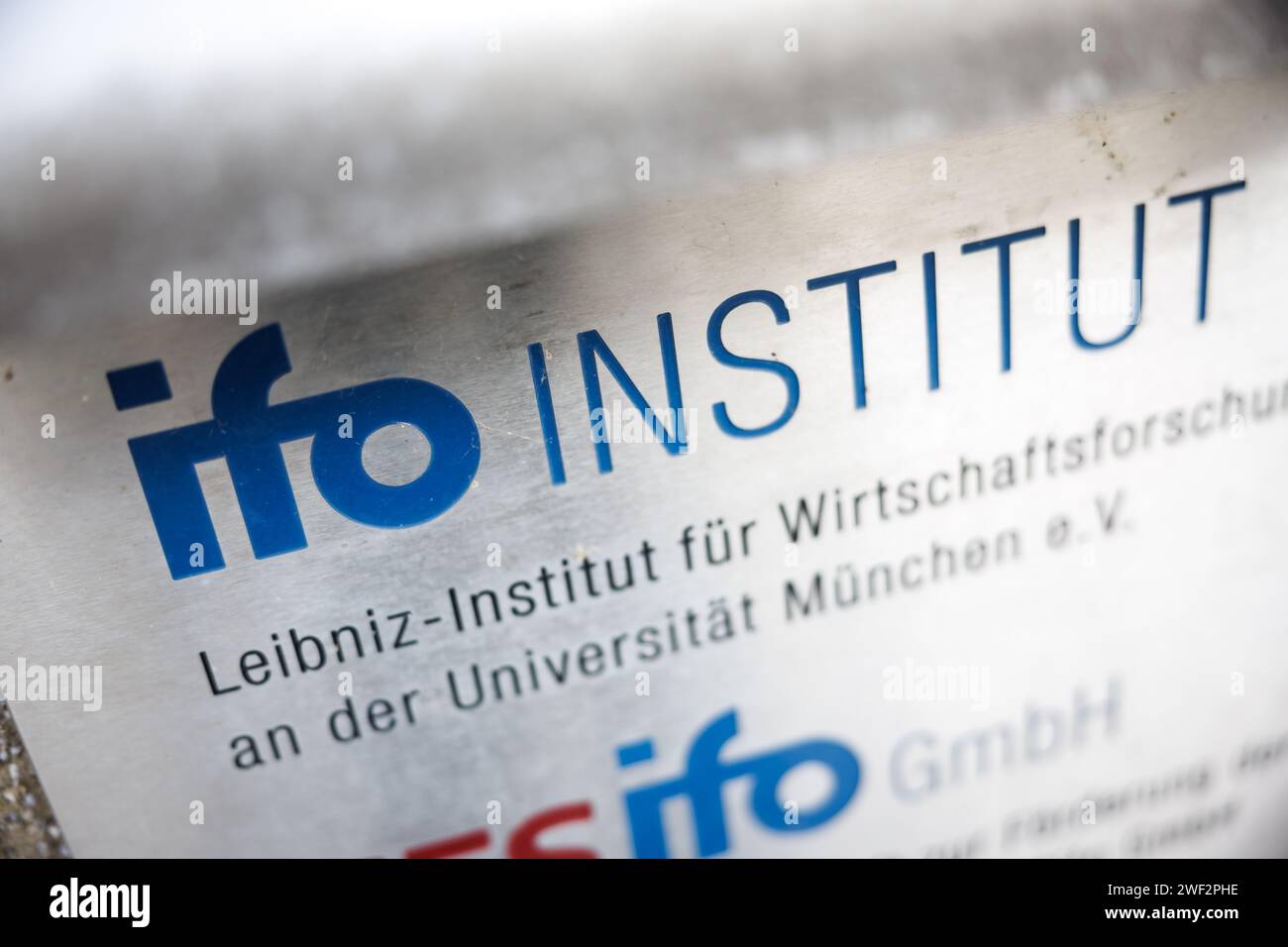 Monaco, Germania. 25 gennaio 2024. La dicitura "ifo Institute - Leibniz Institute for Economic Research at the University of Munich e. V." (Istituto ifo - Istituto Leibniz per la ricerca economica presso l'Università di Monaco e.V.) è visibile su un cartello davanti alla sede centrale dell'istituto di ricerca di Monaco. L'istituto analizza la politica economica e calcola l'ifo Business Climate Index su base mensile. Crediti: Matthias Balk/dpa/Alamy Live News Foto Stock