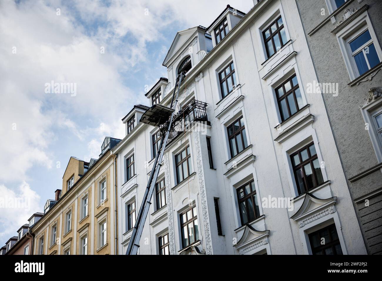 Monaco, Germania. 25 gennaio 2024. Un ascensore mobile si trova alla finestra di un attico in un elegante edificio residenziale nel quartiere 'Au-Haidhausen' di Monaco (Baviera) il 25.01.2024. Crediti: Matthias Balk/dpa/Alamy Live News Foto Stock