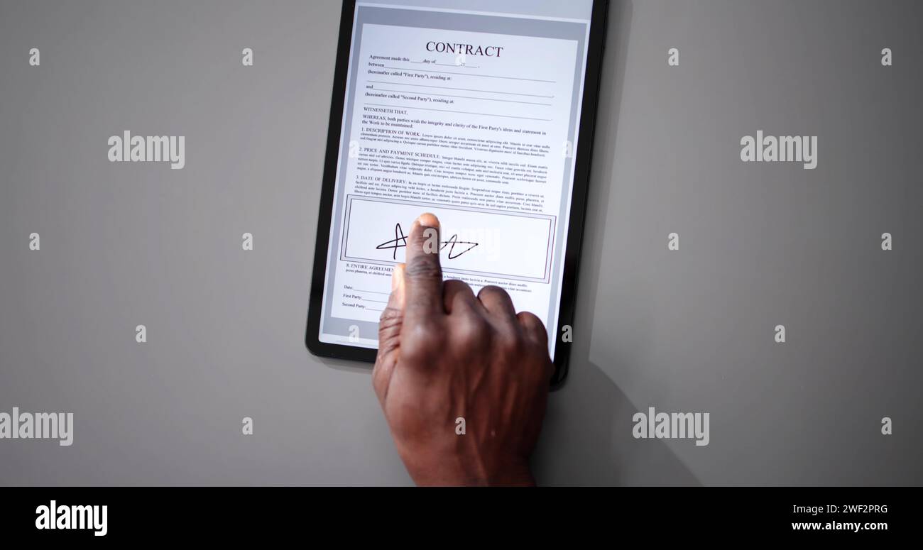 Firma digitale sul documento contrattuale online utilizzando il tablet Foto Stock