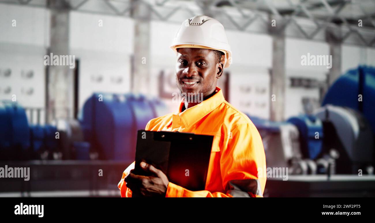 Lavoratore ingegnere di centrali elettriche. Manutenzione e assistenza industriale Foto Stock