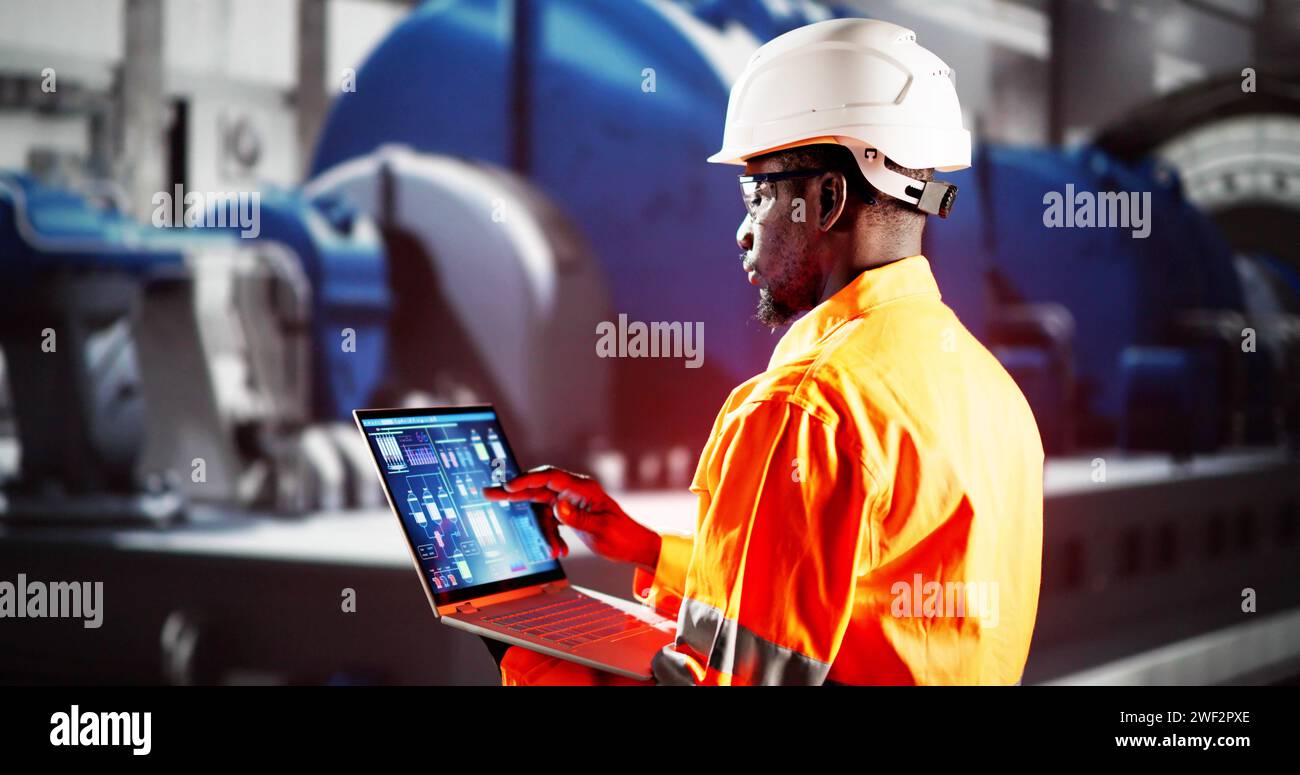 Uomo che lavora nella produzione di energia elettrica della centrale elettrica Foto Stock