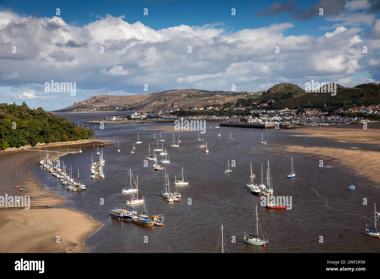 Regno Unito, Galles, Gwynedd, Conwy (Conway), barche ormeggiate nell'estuario di Afon Conwy vista elevata dalle mura del castello Foto Stock