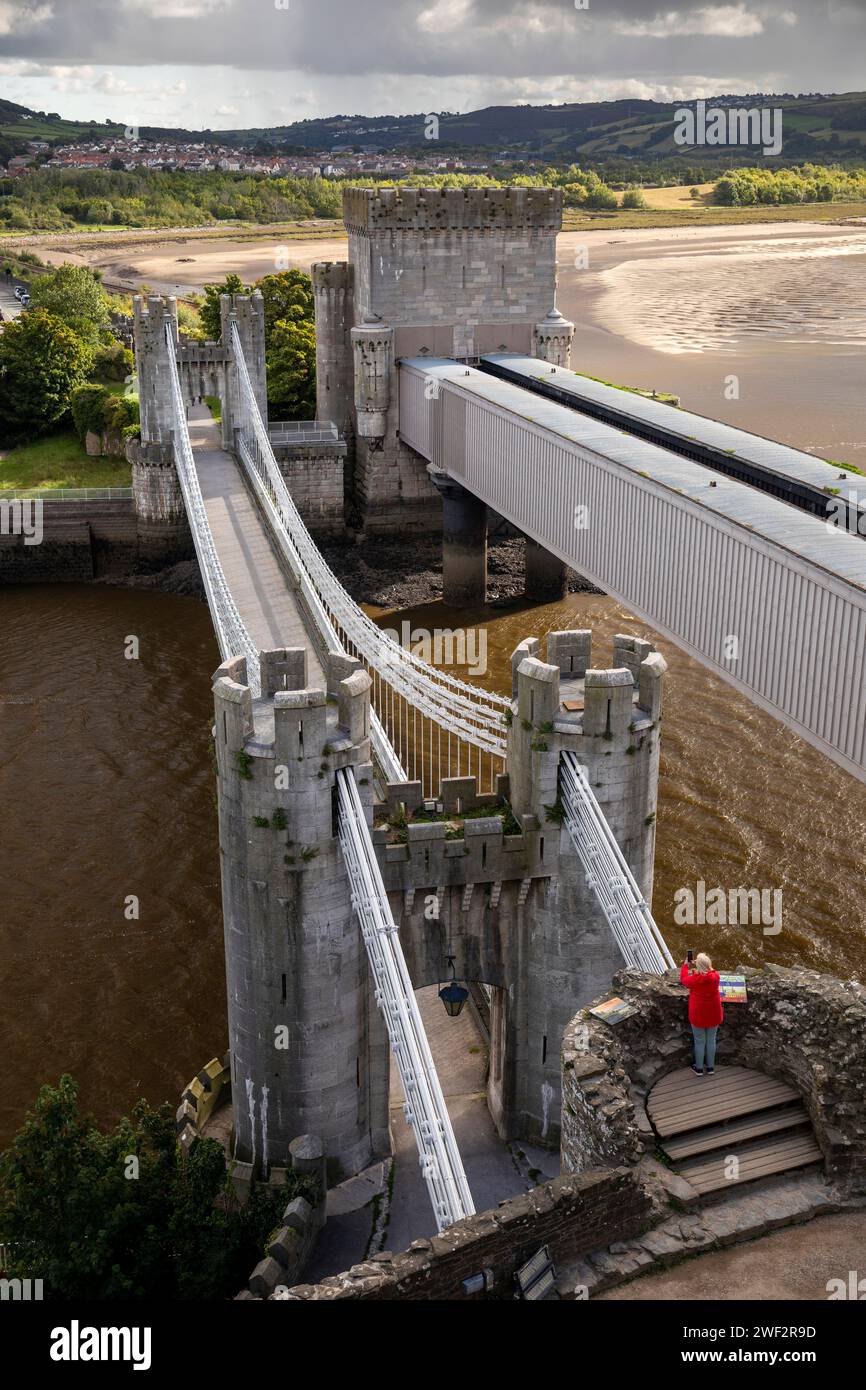 Regno Unito, Galles, Gwynedd, Conwy (Conway), Telford’s Road e i ponti ferroviari di Stevenson, vista sopraelevata dalle mura del castello Foto Stock
