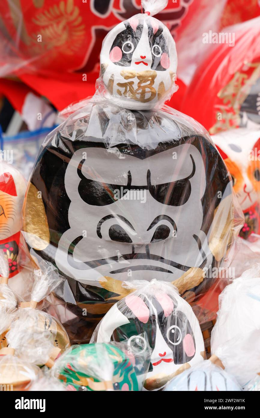 Tokyo, Giappone. 28 gennaio 2024. Le bambole Daruma di diverse dimensioni e colori sono in vendita al tempio Takahata Fudoson di Hino City, nei sobborghi occidentali di Tokyo. I visitatori si riuniscono per comprare le bambole Daruma (senza pupille dipinte sugli occhi), in cerca di fortuna durante l'anno. Le persone colorano in un allievo quando si fa un desiderio, o si stabilisce un obiettivo, e quando il desiderio si avvera, o l'obiettivo viene raggiunto, riempiono l'altro allievo. Alla fine dell'anno, le bambole Daruma usate vengono restituite al tempio per essere bruciate. Crediti: ZUMA Press, Inc./Alamy Live News Foto Stock