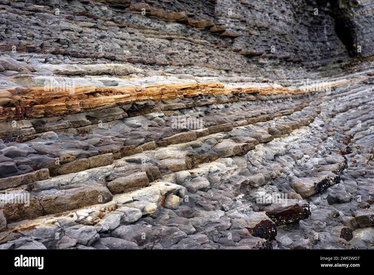 Formazione di strati sovrapposti di rocce esposte per un lungo periodo di tempo. Foto Stock