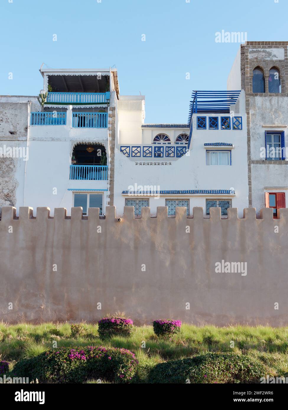 Edifici nella storica Medina accanto alle mura della città di Essaouira, Marocco, 28 gennaio 2024 Foto Stock