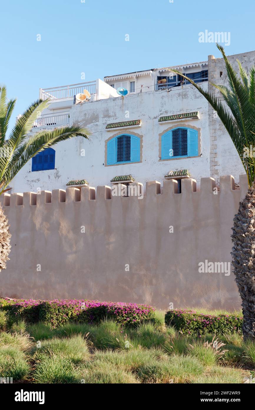 Edifici nella storica Medina accanto alle mura della città di Essaouira, Marocco, 28 gennaio 2024 Foto Stock