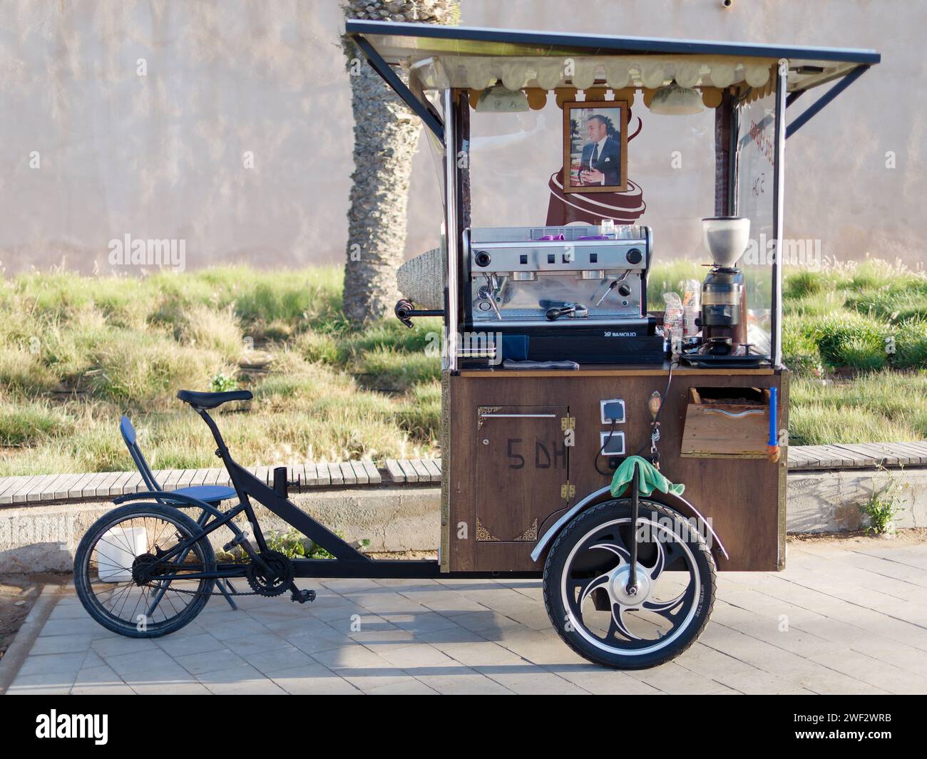 Macchina da caffè portatile in bicicletta a Essaouira, Marocco, 28 gennaio 2024 Foto Stock