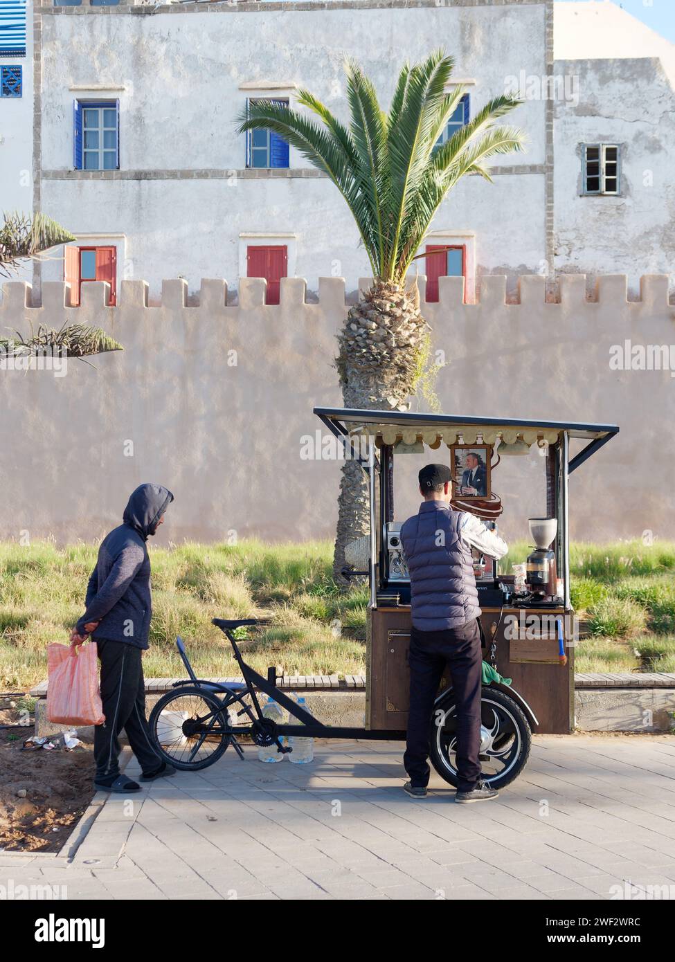 Macchina da caffè portatile in bicicletta a Essaouira, Marocco, 28 gennaio 2024 Foto Stock