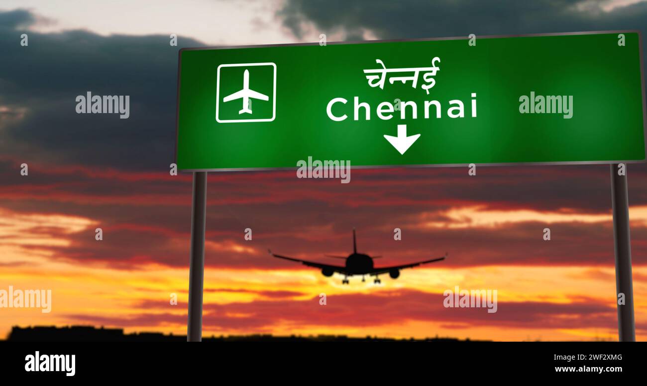 La silhouette dell'aereo atterra a Chennai, in India. Arrivo in città con indicazioni per l'aeroporto e tramonto sullo sfondo. Concetto di viaggio e trasporto Foto Stock