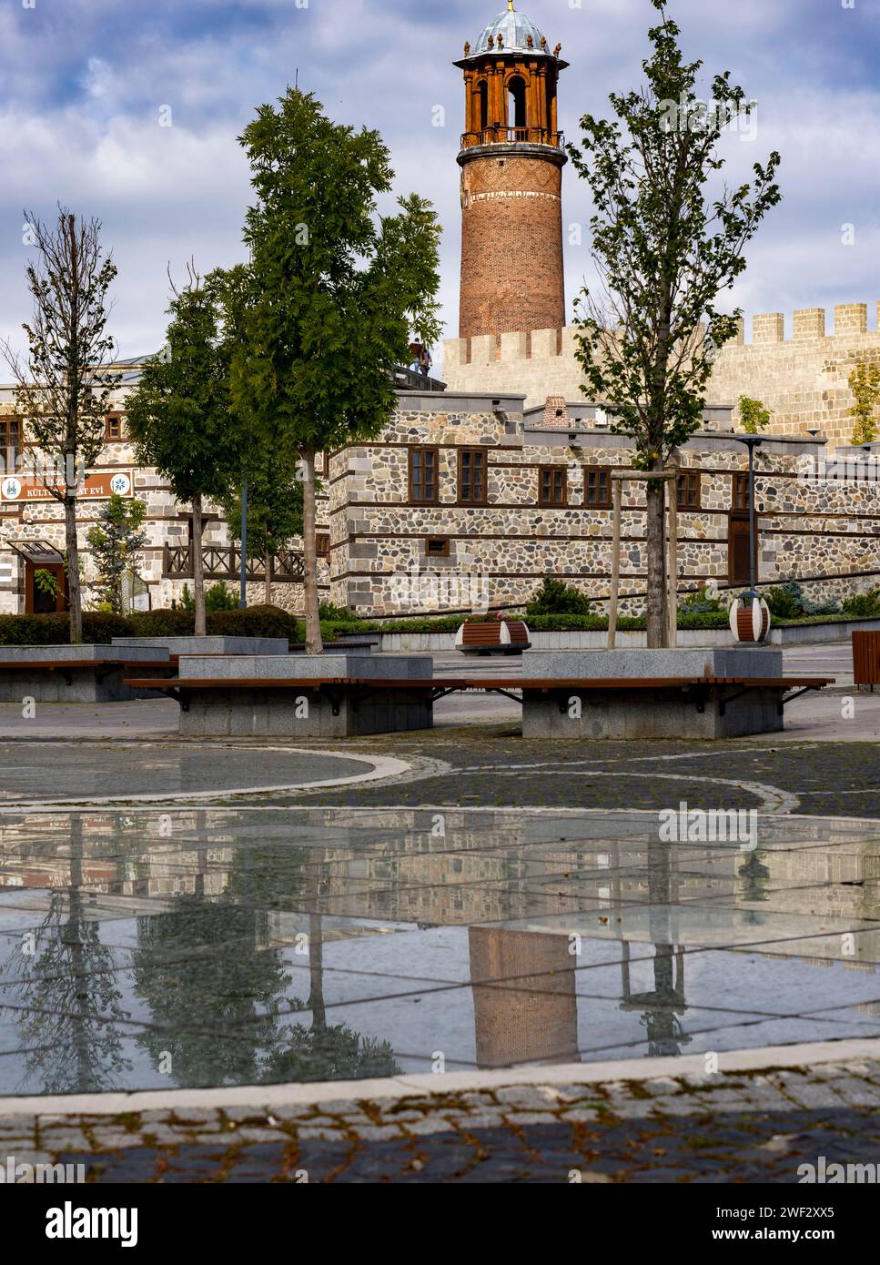 Fuori con riflesso di Cifte Minareli (minareti doppi) medrese (vecchia scuola) a Erzurum, Turchia. Foto Stock