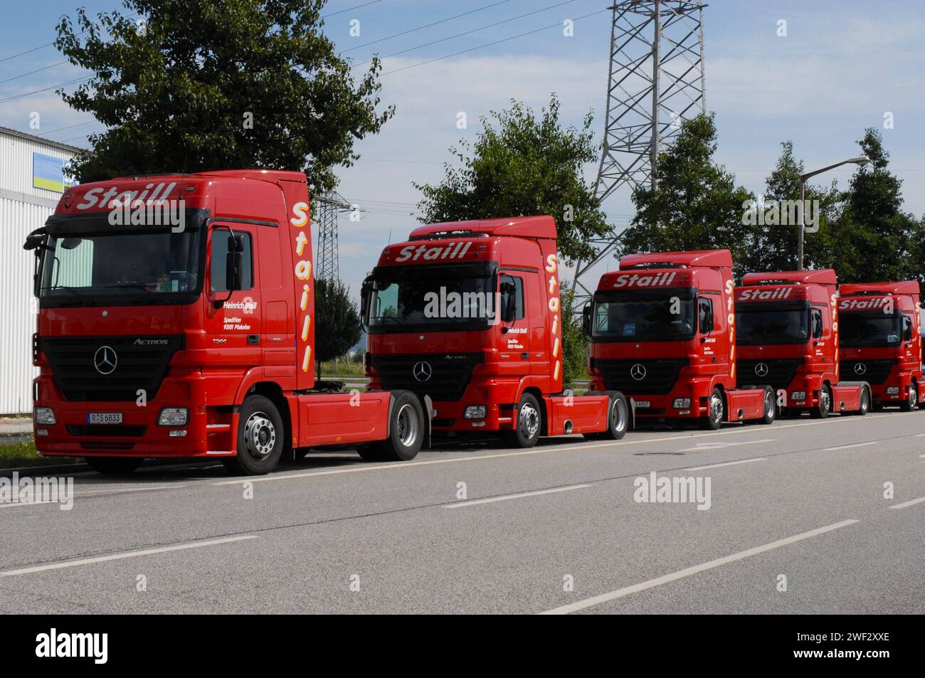 Die deutsche Logistikbranche fordert die Rücknahme der Mauterhöhung und der CO2 Bepreisung, einen Gewerbediesel, sowie eine bessere Infrastruktur für Berufskraftfahrer. Der Bundesverband Logistik und Verkehr - kurz BLV-pro befürchtete bereits Ende 2023 eine Insolvenzwelle bei mittelständischen Transportunternehmen bezüglich der Mauterhöhung. Situazione di morte in der Transport- und Logistik-Branche con desolatore zunehmend. Ängste vor einer Insolvenz im Transportgewerbe sind nicht unberechtigt. Foto: Geparkte Mercedes Actros Sattelzugmaschinen einer insolventen Spedition aus dem Landkreis Regensbur Foto Stock