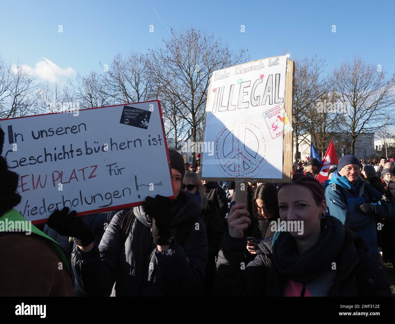 Passau, Germania. 27 gennaio 2024. I manifestanti sono muniti di cartelli che esprimono la loro opinione durante la manifestazione . Ogni giorno, i residenti politicamente attivi del paese scendono in piazza contro l'alternativa del partito tedesco e dell'estremismo di destra. Furono raggiunti da migliaia di residenti di Passau, una città della bassa Baviera. Credito: SOPA Images Limited/Alamy Live News Foto Stock