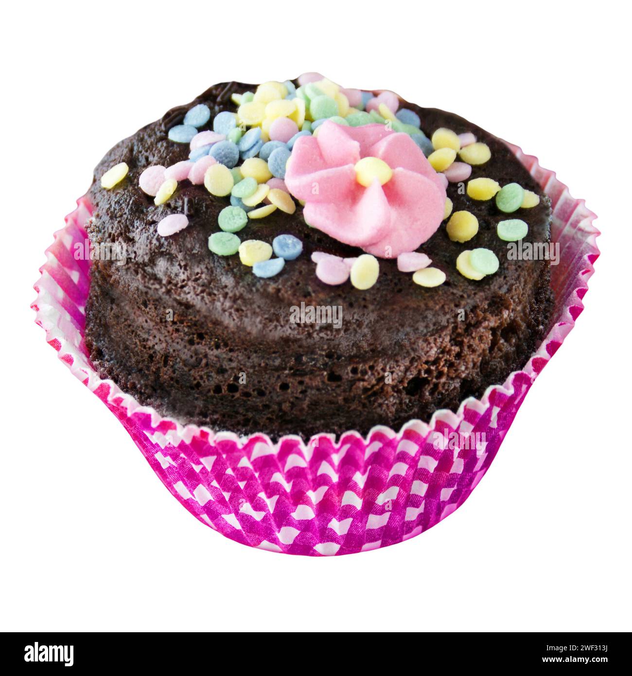 Muffin al cioccolato con decorazione isolata su sfondo bianco Foto Stock