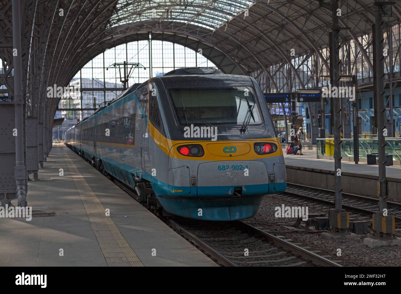 Praga, Repubblica Ceca - 16 giugno 2018: Il ČD Class 680 di proprietà di České dráhy nella stazione ferroviaria principale di Praga. Si tratta di un'unità elettrica multipla che utilizza ti Foto Stock