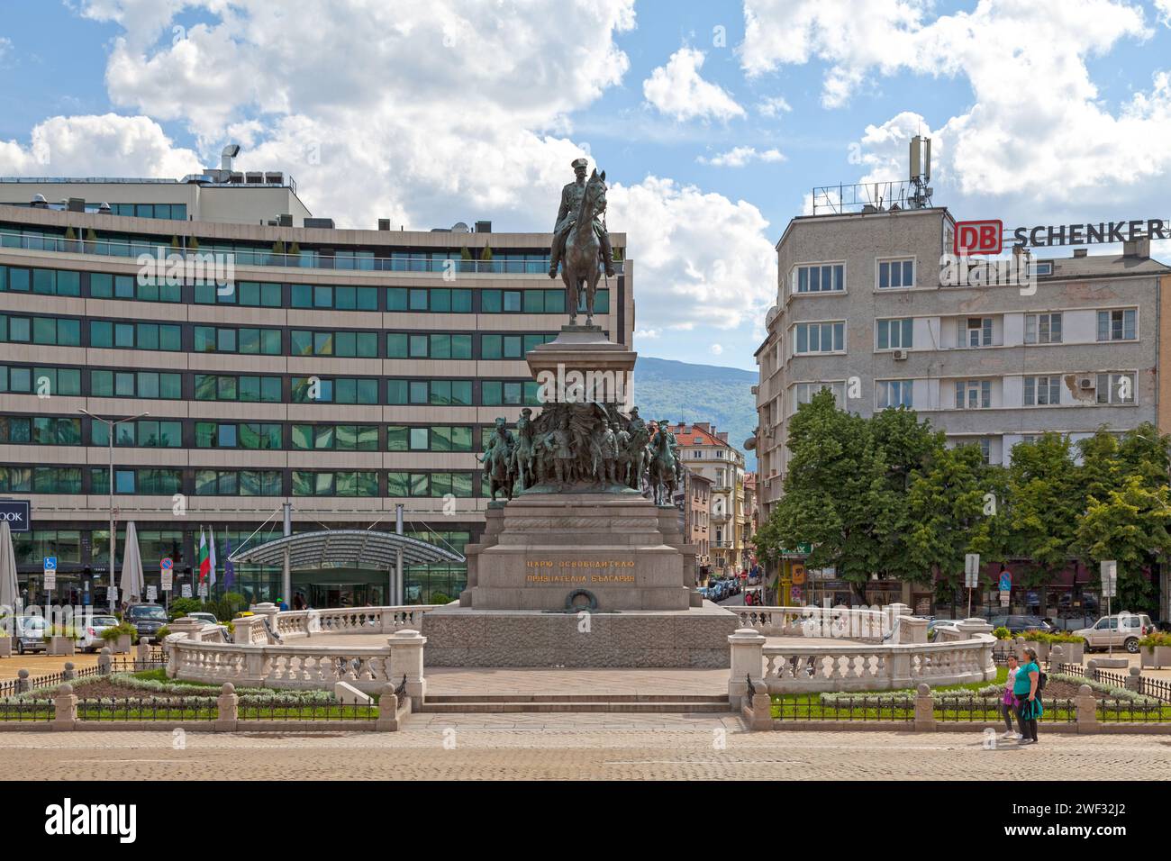 Sofia, Bulgaria - 18 maggio 2019: Il Monumento allo zar Liberatore (in bulgaro: Паметник на Цар Освободител, Pametnik na Tsar Osvoboditel) è un equestro Foto Stock