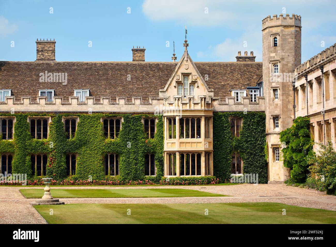La Loggia del Maestro coperta di edera, la residenza ufficiale del sovrano quando si trova a Cambridge. Il Trinity College Great Court. Cambridge. Regno Unito Foto Stock