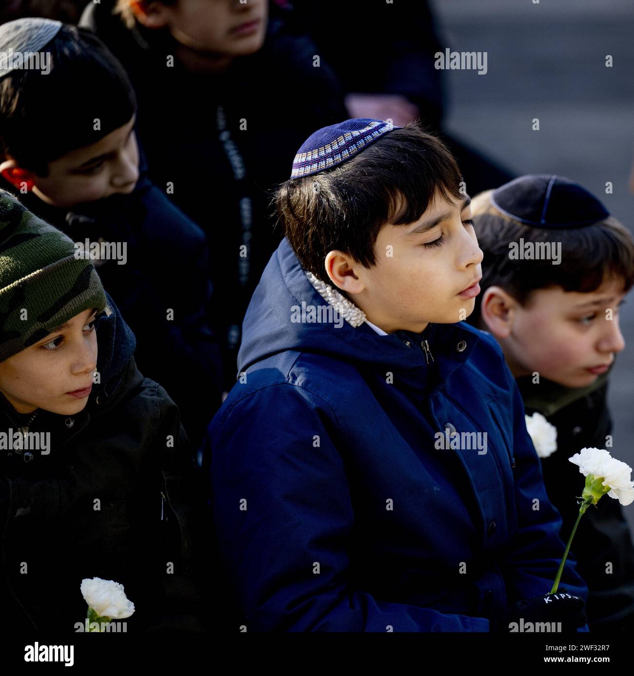 AMSTERDAM - bambini durante la giornata Nazionale della memoria dell'Olocausto. Quest'anno ricorre il 79° anniversario della liberazione del campo di concentramento e sterminio di Auschwitz. ANP ROBIN UTRECHT paesi bassi fuori - belgio fuori Foto Stock