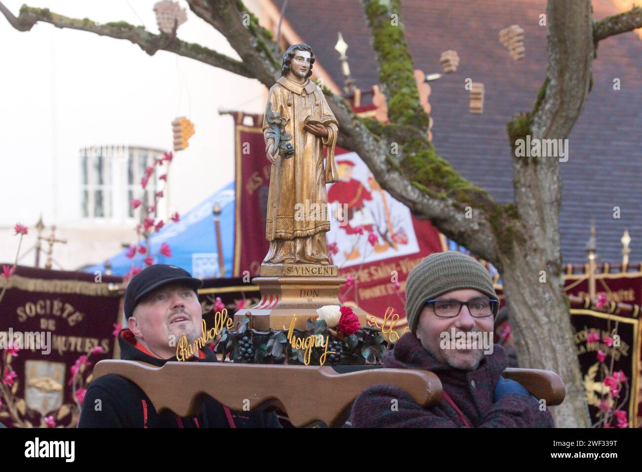 Chambolle Musigny, Francia. 27 gennaio 2024. © TARDIVON JC/MAXPPP - Chambolle-Musigny 27/01/2024 Defile des confreries : statuette de saint Vincent de Chambolle-Musigny Morey-Saint-Denis 01/27/2024 Saint Vincent Rotating in Borgogna 2024. Tra le tradizioni, le induzioni nella fratellanza dei cavalieri di Tastevin, la messa e la processione nei vigneti. Credito: MAXPPP/Alamy Live News Foto Stock