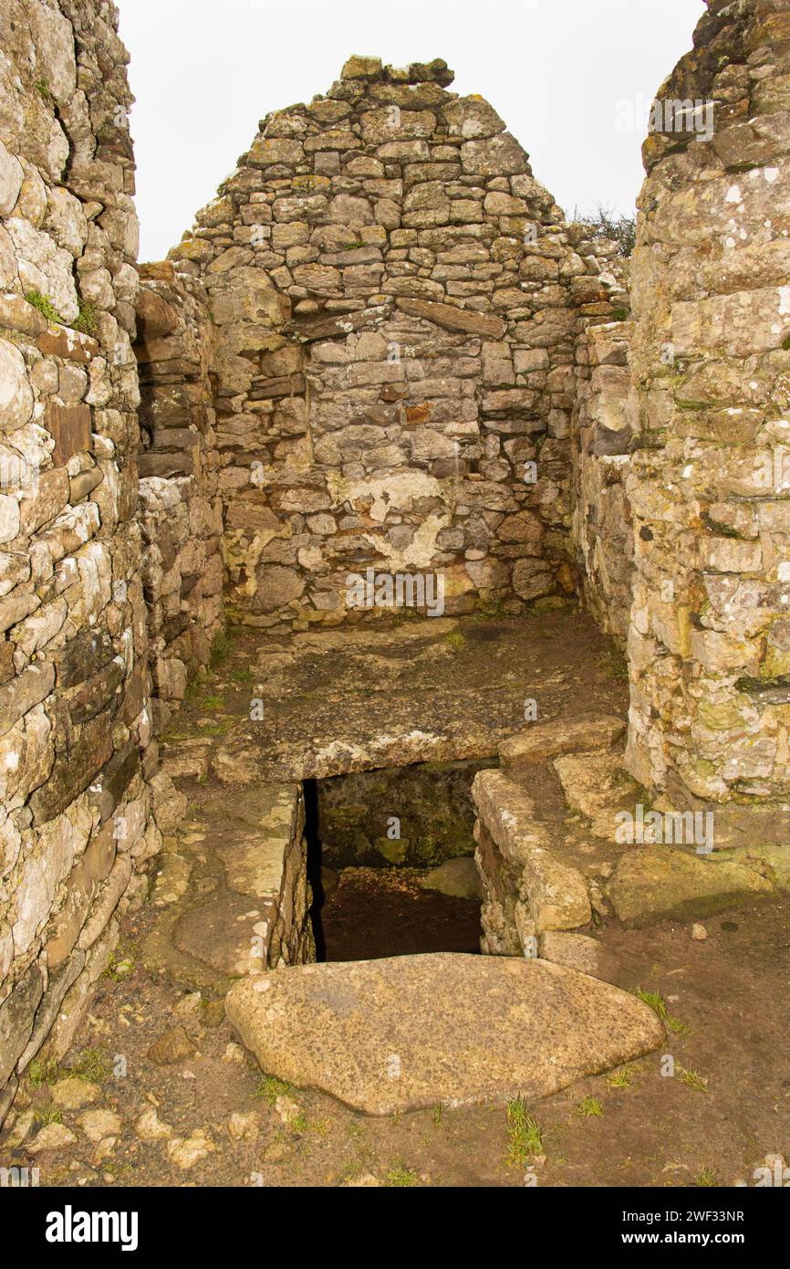 La cappella medievale di Lligwy aveva una piccola navata e cripta funeraria aggiunte durante i primi anni del 1500 Costruite con roccia locale, le pareti sono state rese Foto Stock