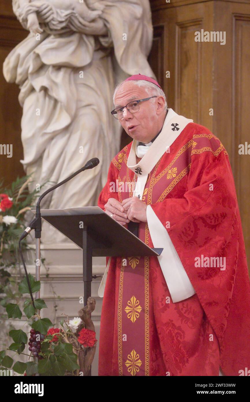 Morey Saint Denis, Francia. 27 gennaio 2024. © JC Tardivon/MAXPPP - Morey-Saint-Denis 27/01/2024 Messe : archeveque de Dijon Antoine Herouard Morey-Saint-Denis 01/27/2024 Saint Vincent Rotating in Borgogna 2024. Tra le tradizioni, le induzioni nella fratellanza dei cavalieri di Tastevin, la messa e la processione nei vigneti. Credito: MAXPPP/Alamy Live News Foto Stock