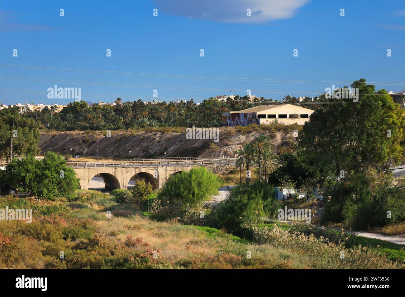 Nuvole lenticolari sopra la città di Elche al mattino Foto Stock