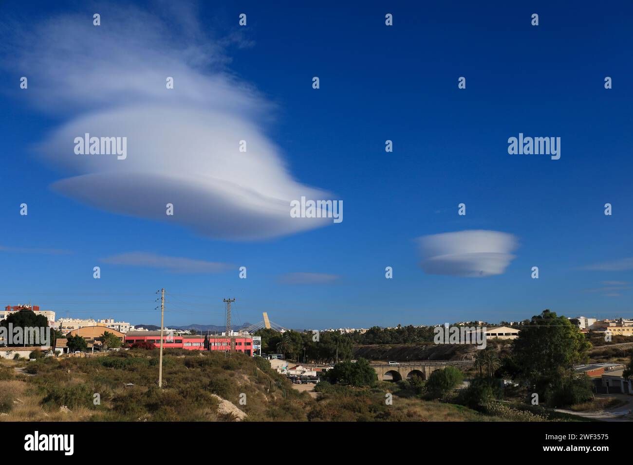 Nuvole lenticolari sopra la città di Elche al mattino Foto Stock