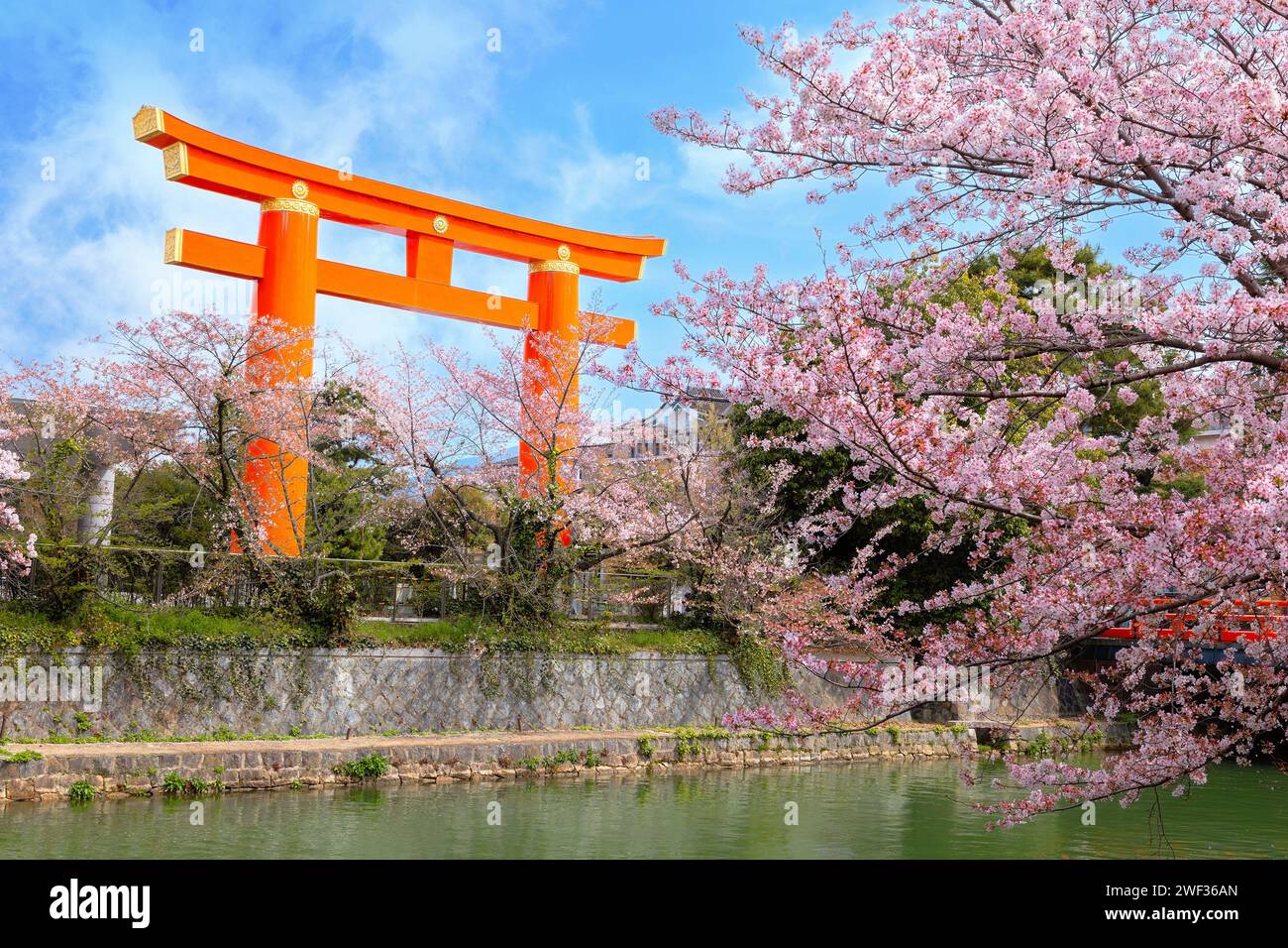 Kyoto, Giappone - 2 aprile 2023: Il giro in barca Okazaki Jikkokubune effettua una crociera di tre chilometri dal molo delle barche di Nanzenji alla diga di Ebisu e ritorno Foto Stock