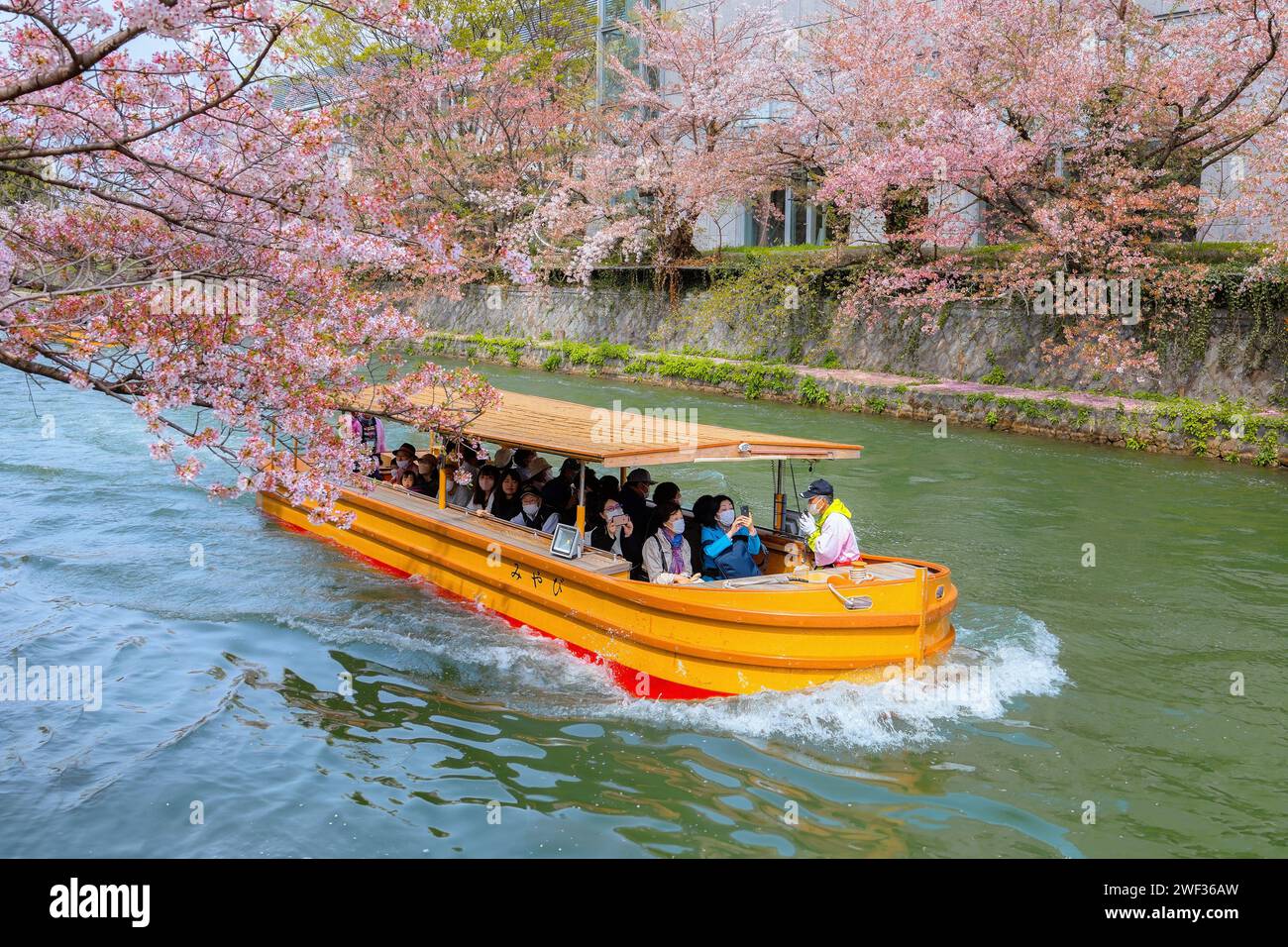 Kyoto, Giappone - 2 aprile 2023: Il giro in barca Okazaki Jikkokubune effettua una crociera di tre chilometri dal molo delle barche di Nanzenji alla diga di Ebisu e ritorno Foto Stock