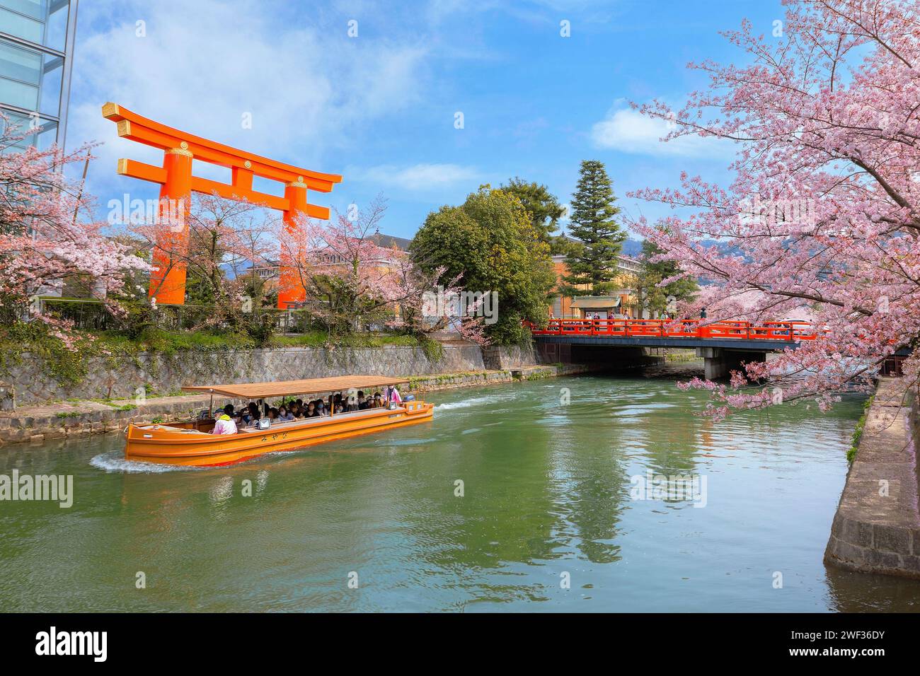 Kyoto, Giappone - 2 aprile 2023: Il giro in barca Okazaki Jikkokubune effettua una crociera di tre chilometri dal molo delle barche di Nanzenji alla diga di Ebisu e ritorno Foto Stock