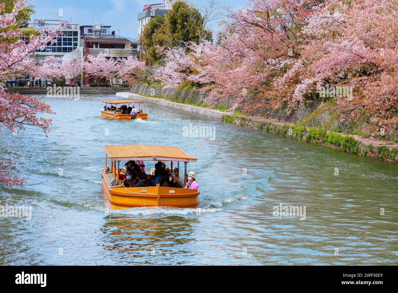 Kyoto, Giappone - 2 aprile 2023: Il giro in barca Okazaki Jikkokubune effettua una crociera di tre chilometri dal molo delle barche di Nanzenji alla diga di Ebisu e ritorno Foto Stock