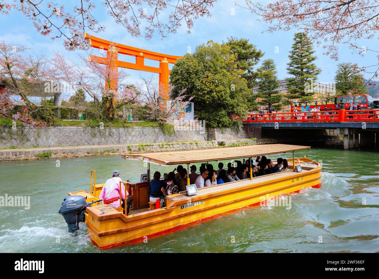 Kyoto, Giappone - 2 aprile 2023: Il giro in barca Okazaki Jikkokubune effettua una crociera di tre chilometri dal molo delle barche di Nanzenji alla diga di Ebisu e ritorno Foto Stock