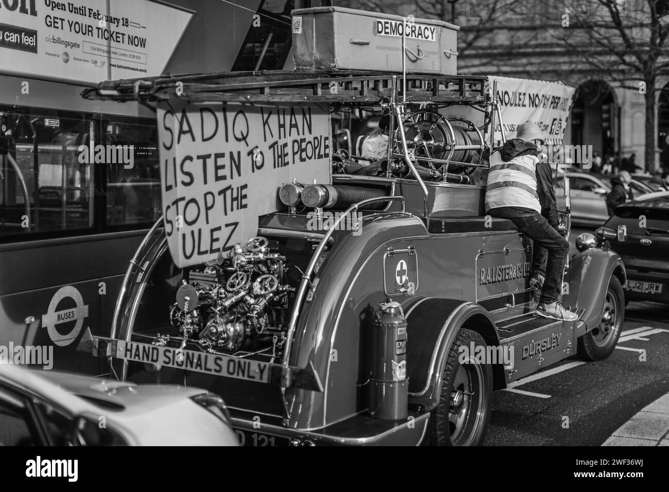 Immagine in bianco e nero di una manifestazione nel centro di Londra che protesta contro l'espansione di Ulez. Foto Stock