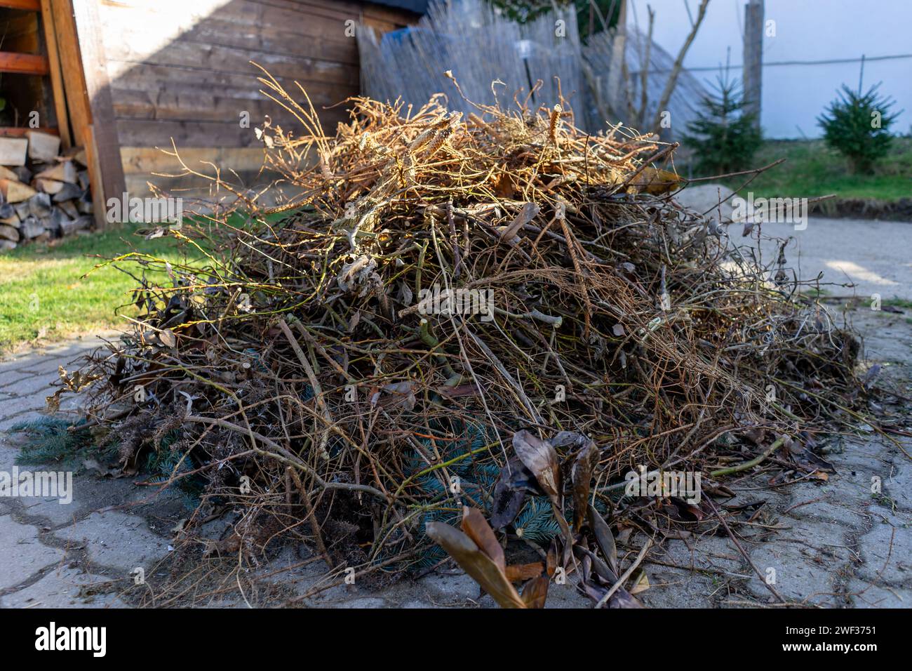 Mucchio di rifiuti da giardino da bruciare nel giardino Foto Stock