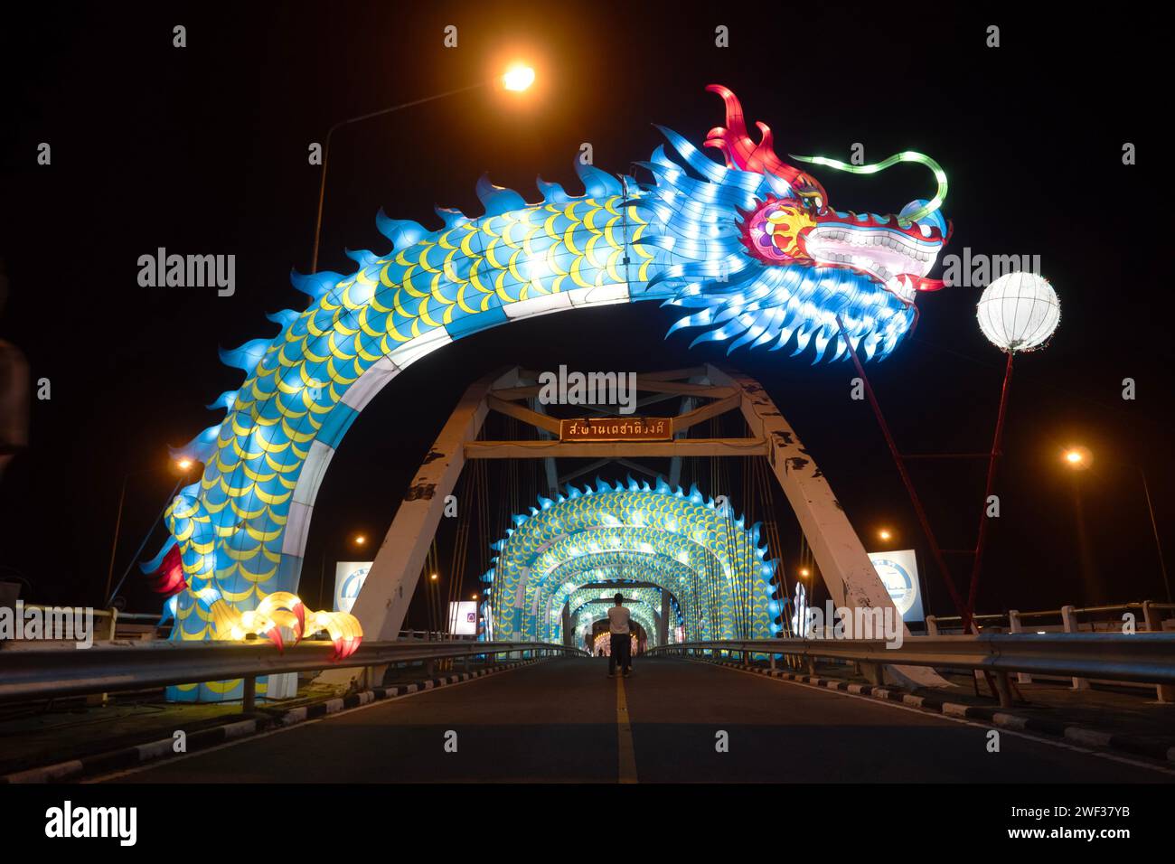 NAKHONSAWAN THAILANDIA GENNAIO 27: Decorazione di luce per Capodanno cinese sul ponte di Dechatiwong, provincia di Nakhon Sawan con coloratissimi modelli di drago. Foto Stock