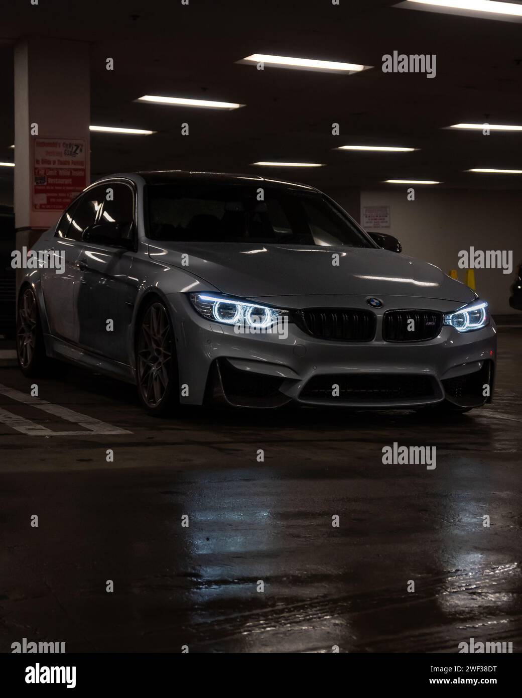 Auto BMW parcheggiata in un garage ben illuminato Foto Stock