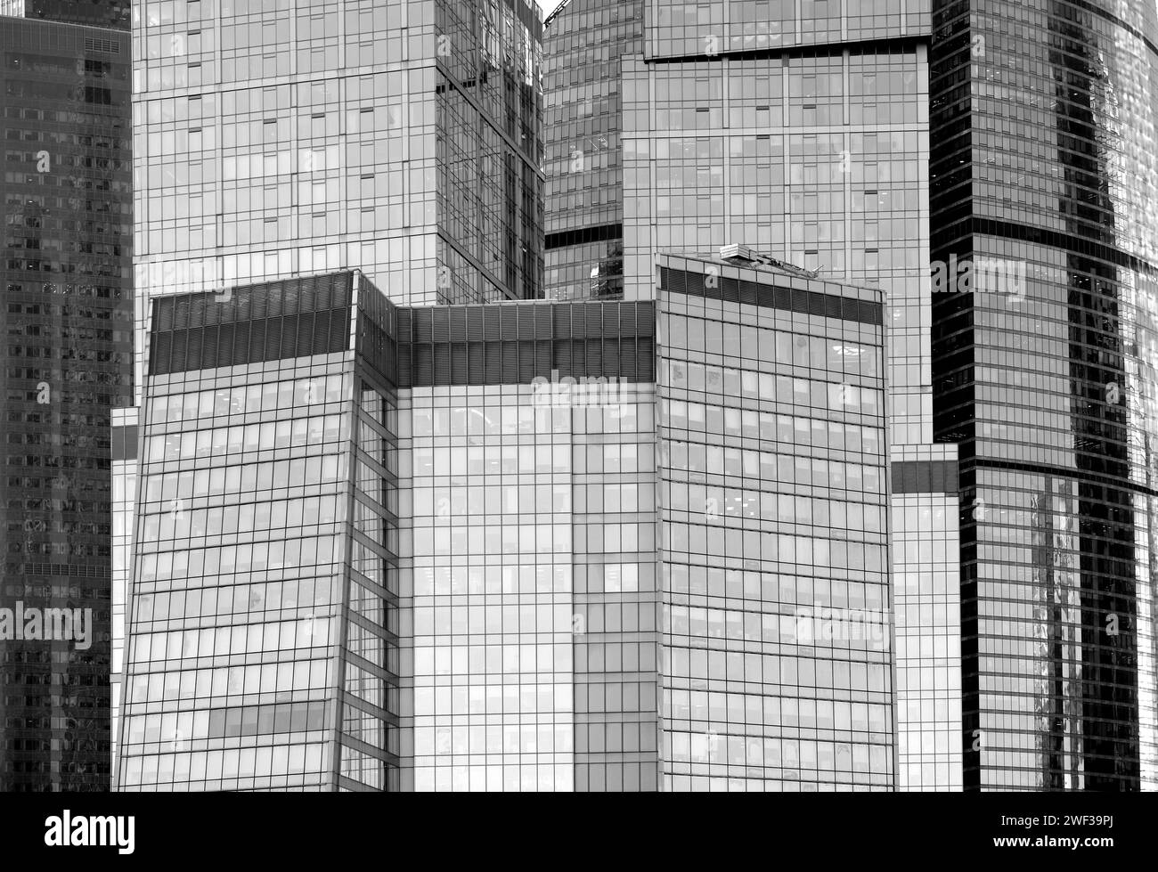 Gli alti e fitti edifici della zona commerciale in stile retrò offrono una vista ravvicinata della foto in bianco e nero Foto Stock