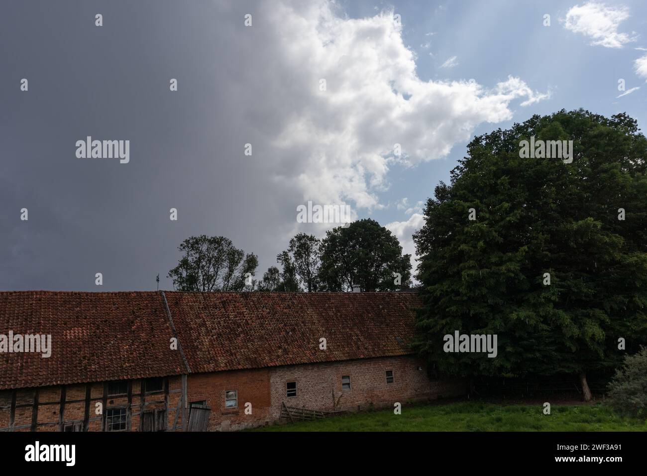 Nuvole sopra il fienile Foto Stock