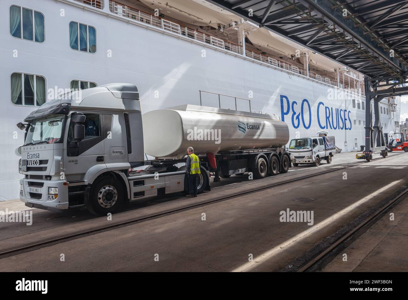 La nave da crociera P&o Azura ormeggiata nel terminal delle navi da crociera principale di tenerife viene rifornita. Foto Stock