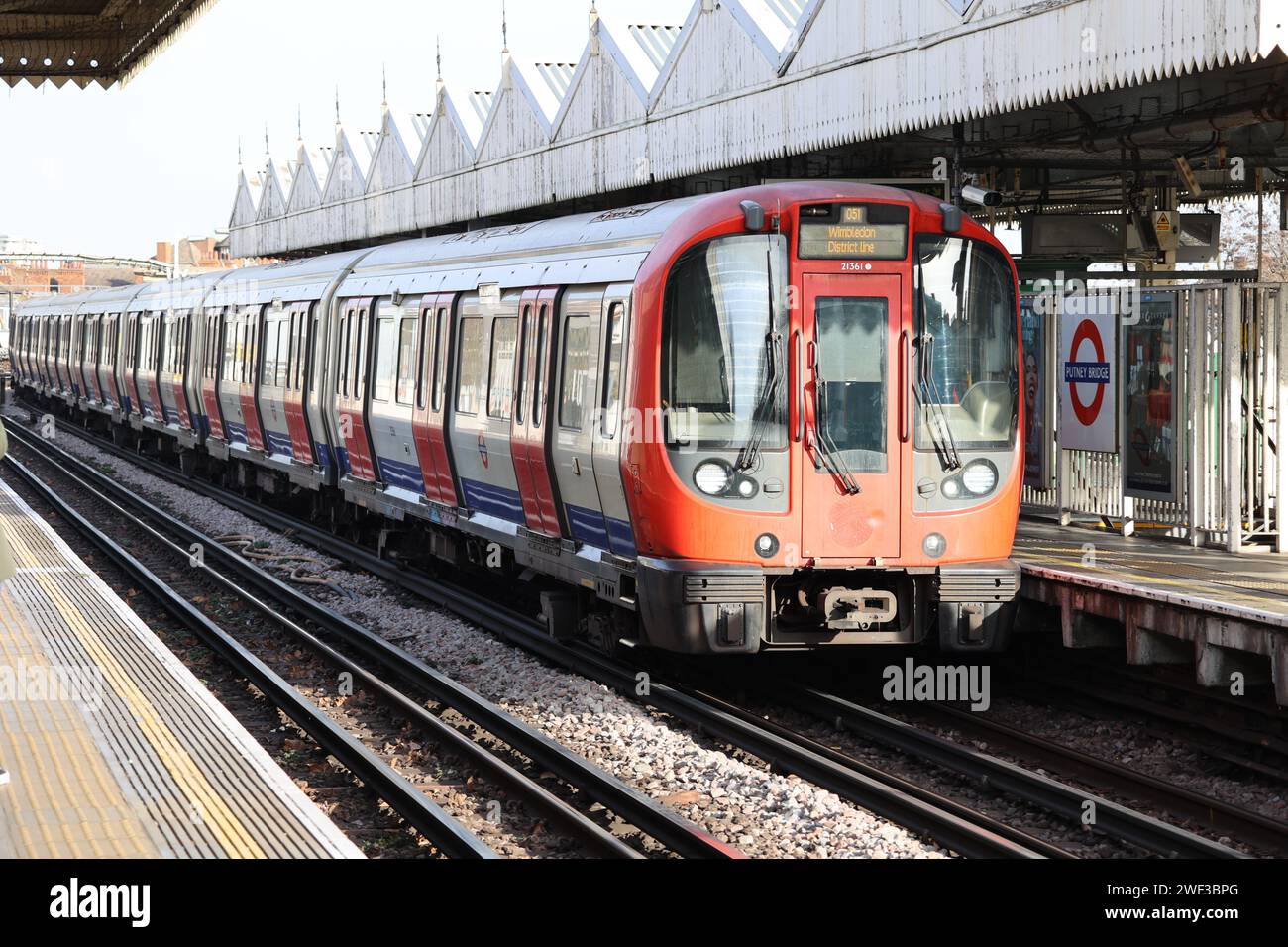 Treno District Line, stazione Putney Bridge Foto Stock