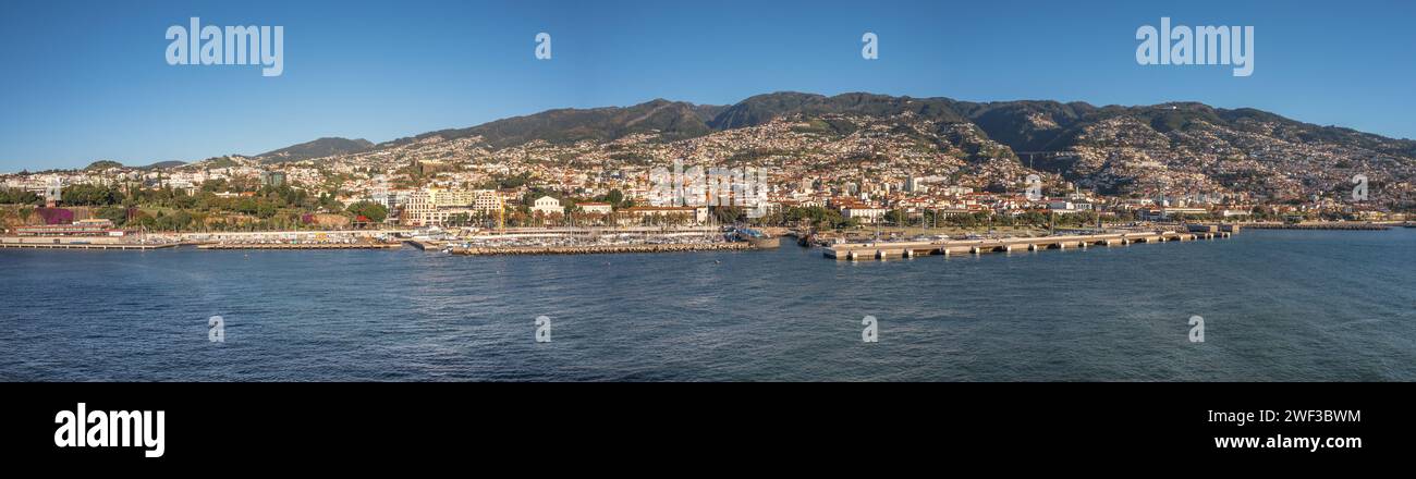 Una vista sul mare di Funchal, la capitale dell'isola di Madeira, Portogallo. Foto Stock