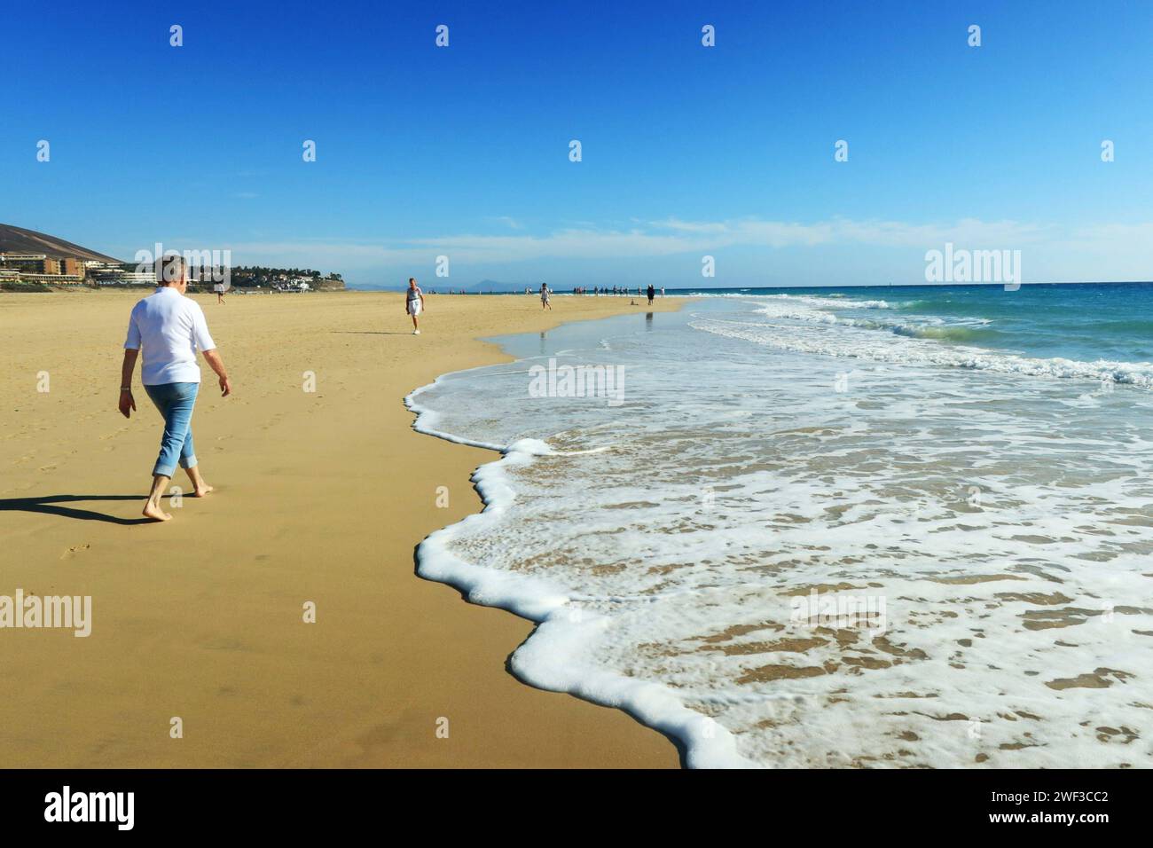 Frauen allein am Strand von Jandia auf Fuerteventura anzutreffen keine Seltenheit - hier gesehen am 24.01.2018 *** le donne sole sulla spiaggia di Jandia a Fuerteventura non è una rarità vista qui il 24 01 2018 Foto Stock