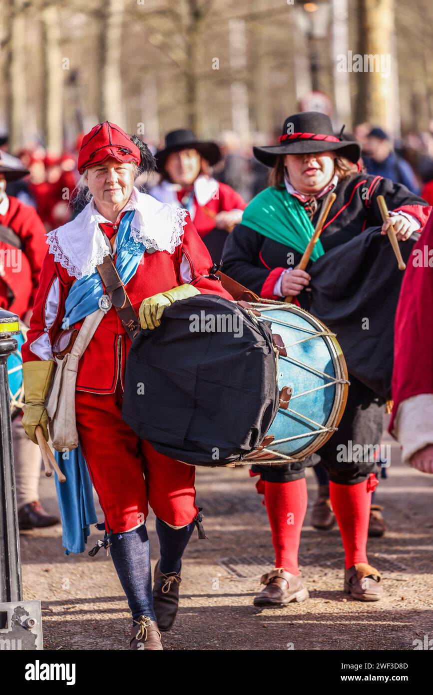 The Mall, Londra, Regno Unito. 28 gennaio 2024. The King's Army, The English Civil War Society, la metà realista della English Civil War Society, si è radunata sul Mall, e poi ha marciato in una solenne processione funebre alla Horse Guards Parade per commemorazione di re Carlo i, martirizzato il 30 gennaio 1649.Paul Quezada-Neiman/Alamy Live Credit News: Paul Quezada-Neiman/Alamy Live News Foto Stock