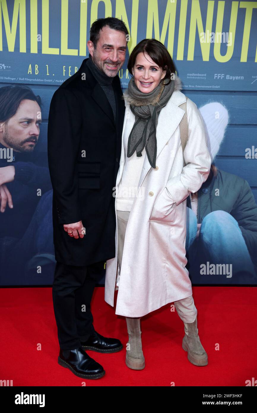 Anja Kling mit Ehemann Oliver Haas partecipa alla prima mondiale del film Eine Million Minuten, Zoo Palast, Foto Stock