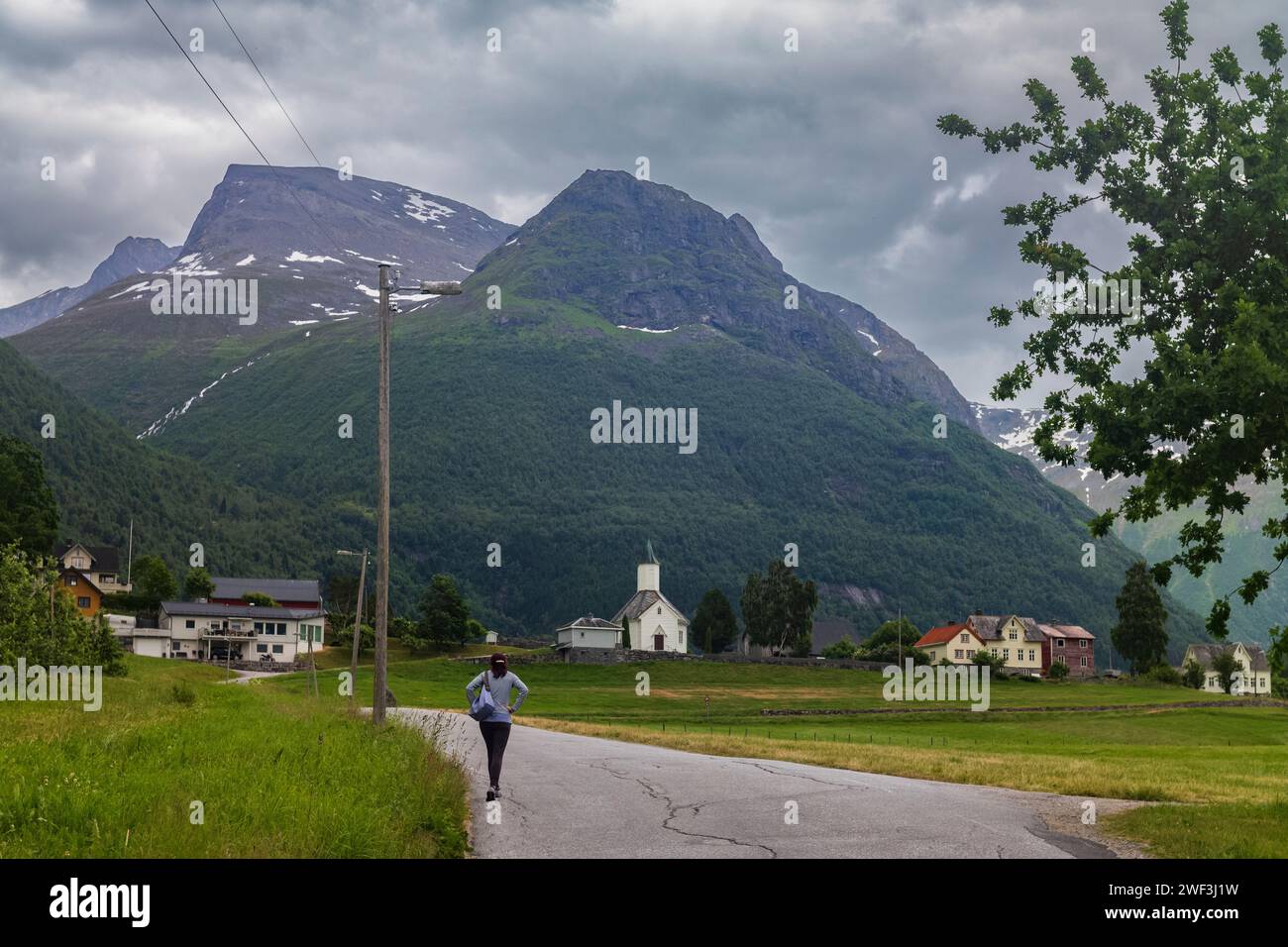 Loen, Norvegia, 26 giugno 2023: A Woman Walks to the Loen Church, una chiesa parrocchiale della Chiesa di Norvegia. Foto Stock