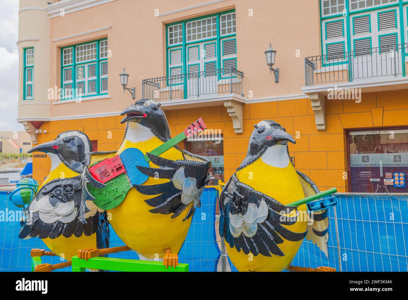 Ali melodiche con sculture di uccelli musicali che serenano in piazza Willemstad a Curacao. Willemstad. Curacao. Foto Stock